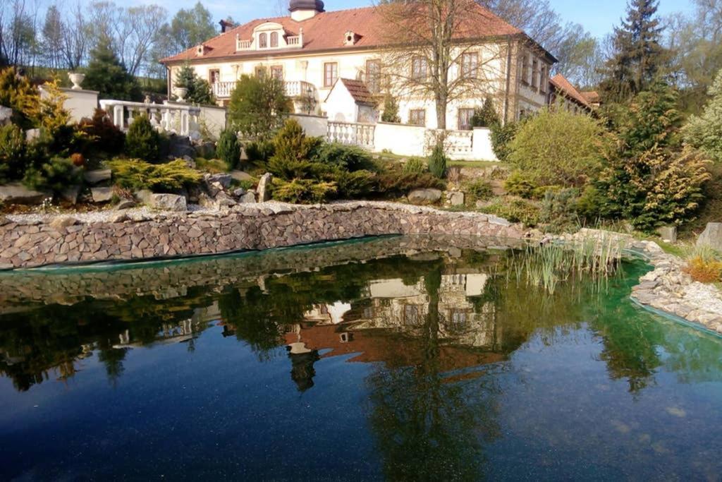 Zamecek Zdiky - Moderni Maly Apartman Bujanov Luaran gambar