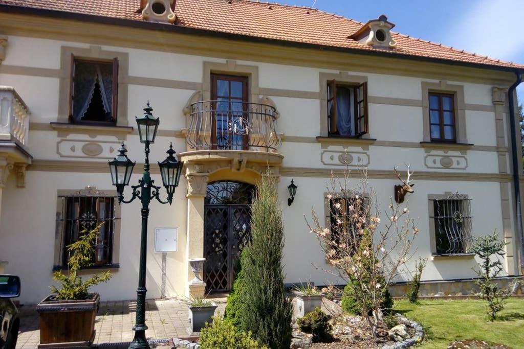 Zamecek Zdiky - Moderni Maly Apartman Bujanov Luaran gambar